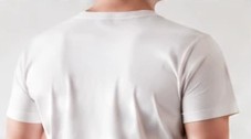 Getragenes weißes T-Shirt, von hinten